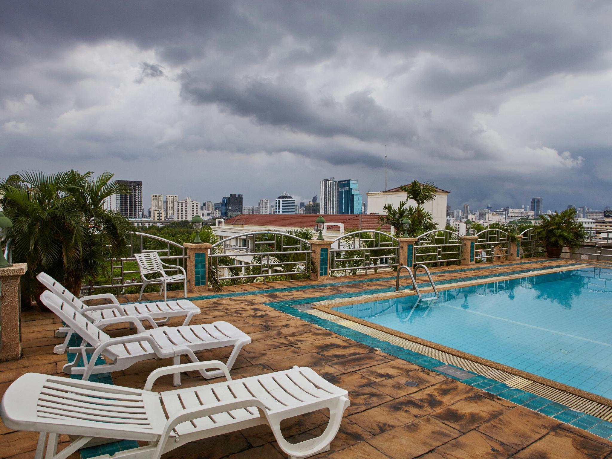 Royal Suite Hotel Bangkok Exterior photo